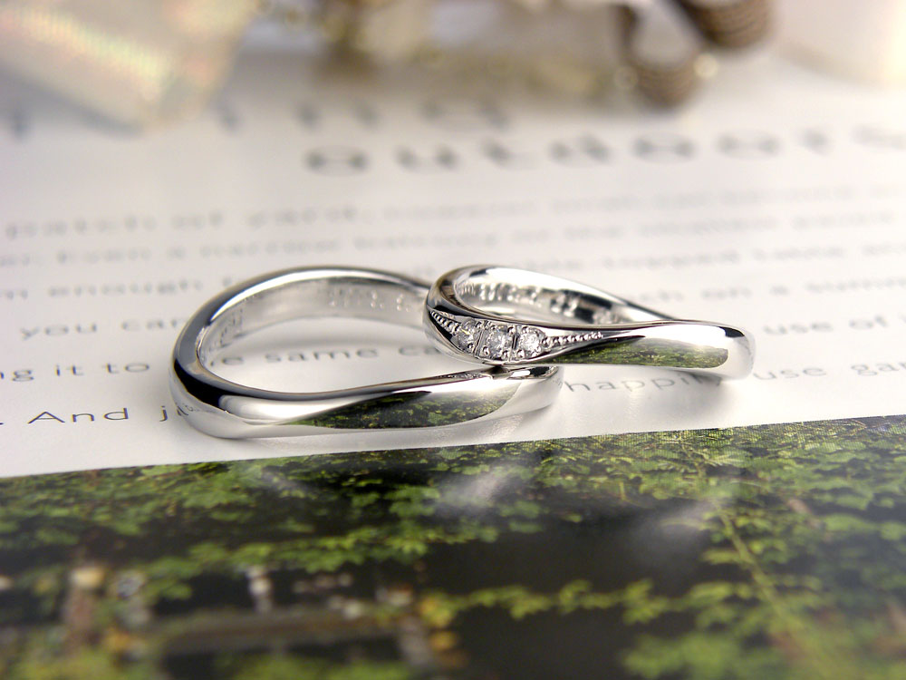 アンシンメトリーにダイヤを留めた手作り結婚指輪