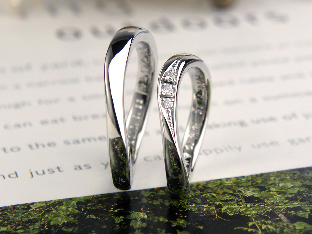 アンシンメトリーにダイヤを留めた手作り結婚指輪