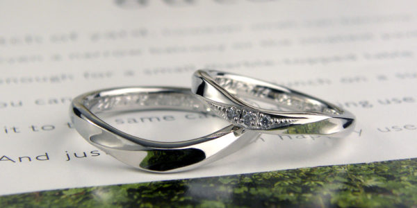 U字型で捻じれた表面の手作り結婚指輪