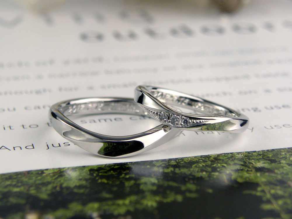 U字型で捻じれた表面の手作り結婚指輪