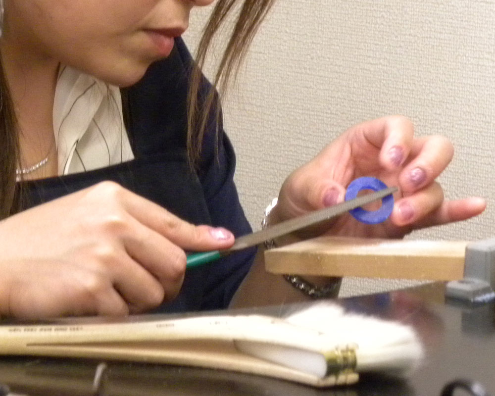 結婚指輪の原型をヤスリで削る