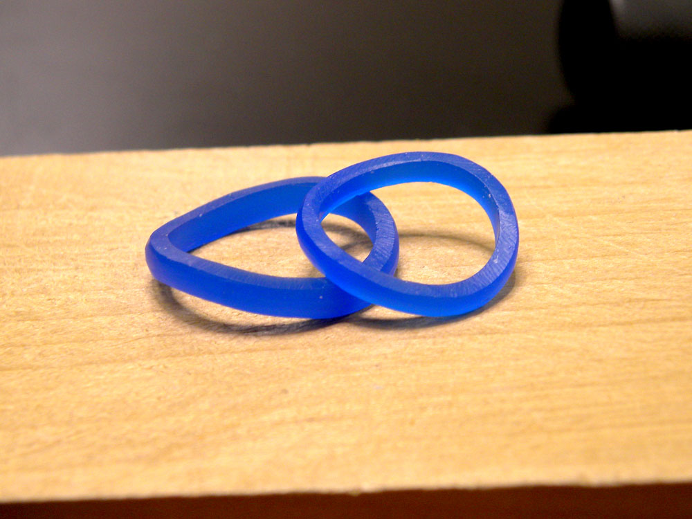 大きくS字型に歪んだ手作り結婚指輪の原型
