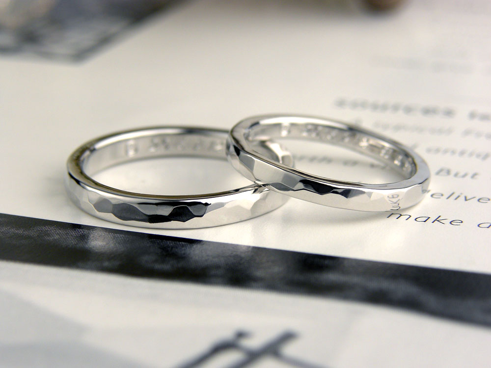 槌目模様のキラキラ手作り結婚指輪