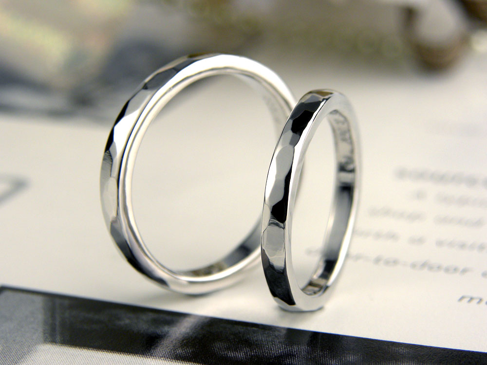 槌目模様のキラキラ手作り結婚指輪