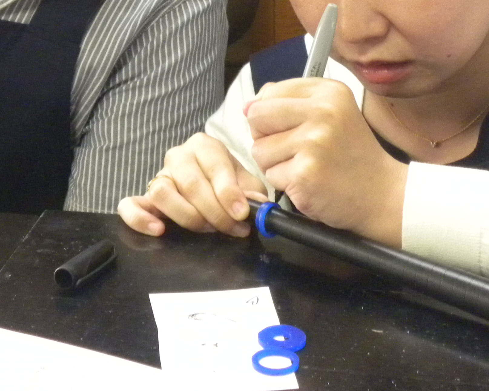 結婚指輪の原型にハートの下書き