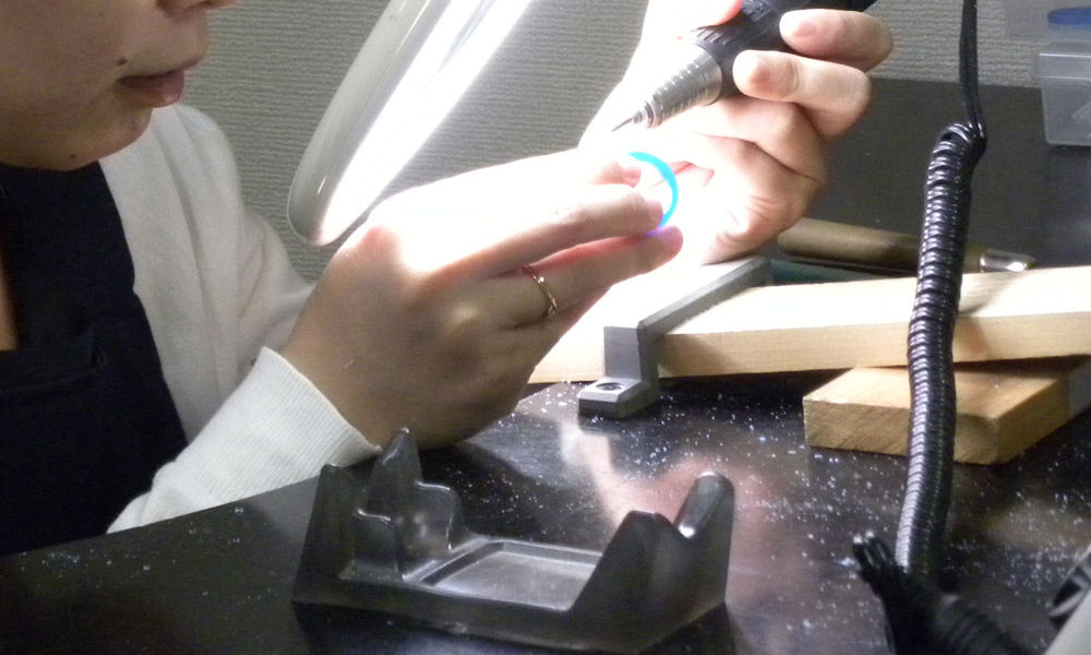 ハンドモーターで結婚指輪にハート彫り