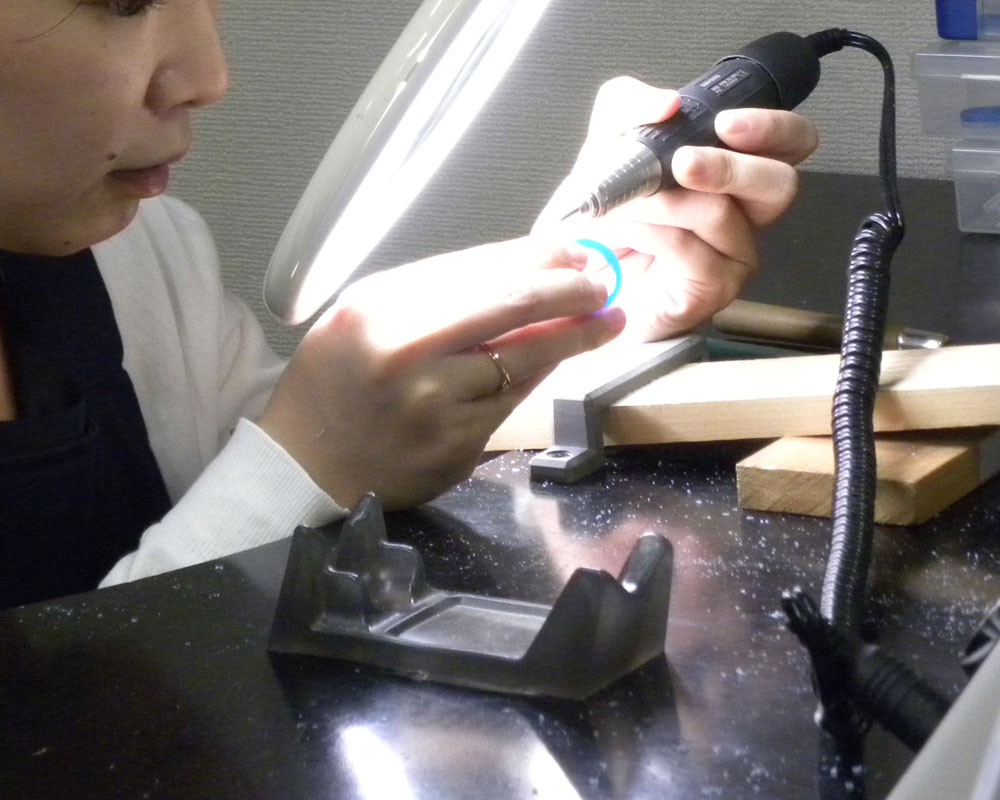 ハンドモーターで結婚指輪にハート彫り