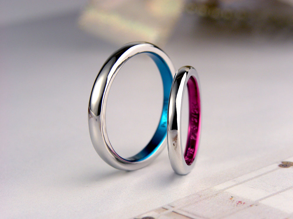 内側ブルーとピンクの手作り結婚指輪