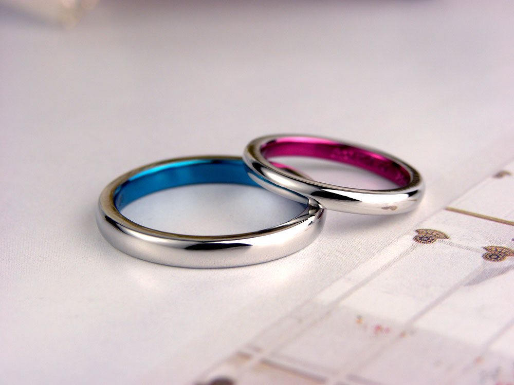 内側ブルーとピンクの手作り結婚指輪