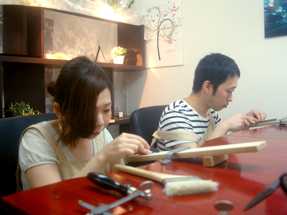 結婚指輪を手作りする大阪府のカップル