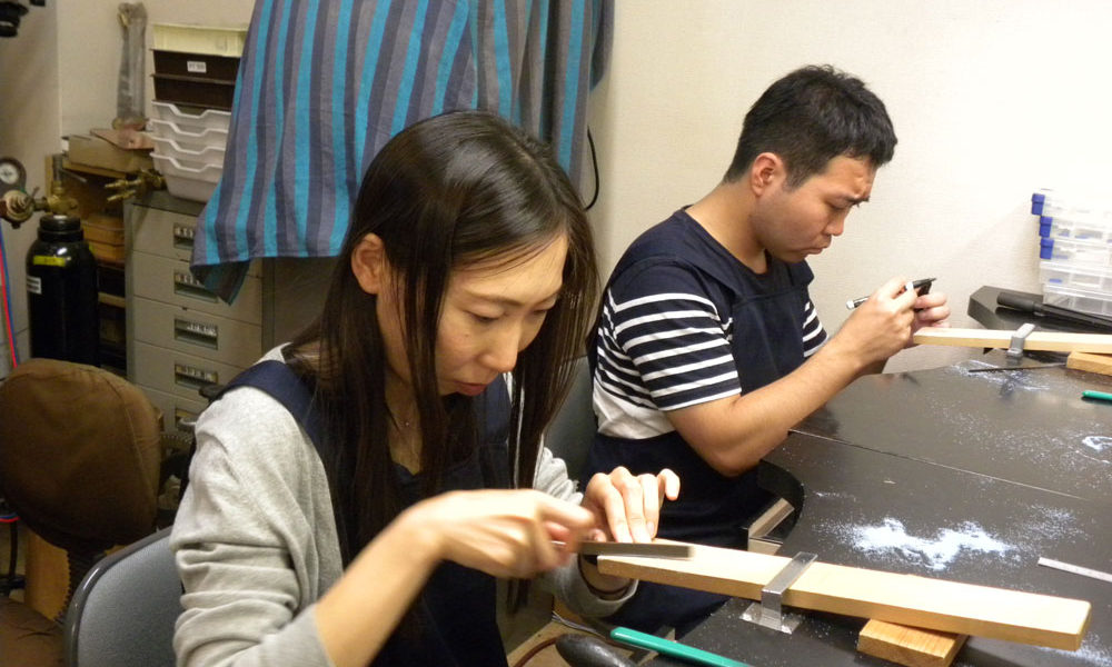 手作り作業する香川のお客様