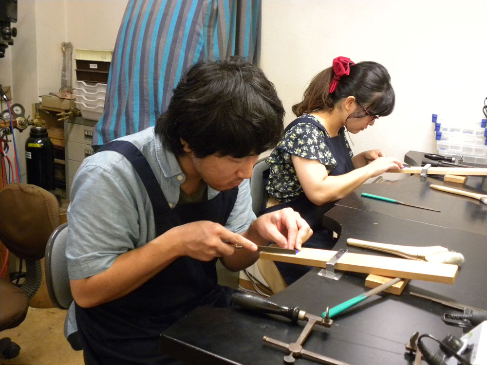 手作り作業する香川のお客様