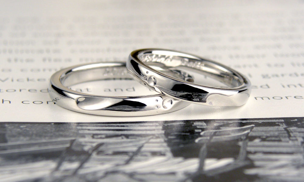 合わせるとハートと肉球の足跡が入った手作り結婚指輪