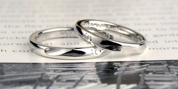 合わせるとハートと肉球の足跡が入った手作り結婚指輪