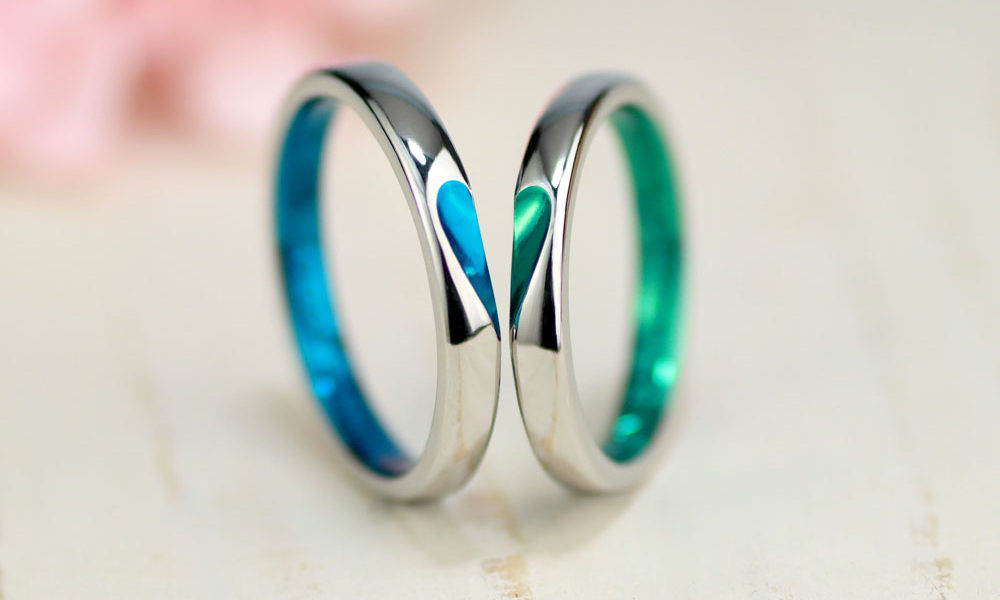 ブルーとグリーンでハートを強調した手作り結婚指輪