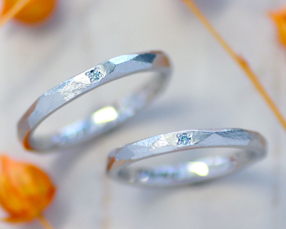 削り跡模様の水色ダイヤ手作り結婚指輪