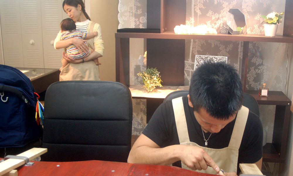 子守をしながらの手作り作業