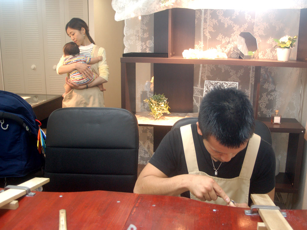 子守をしながらの手作り作業