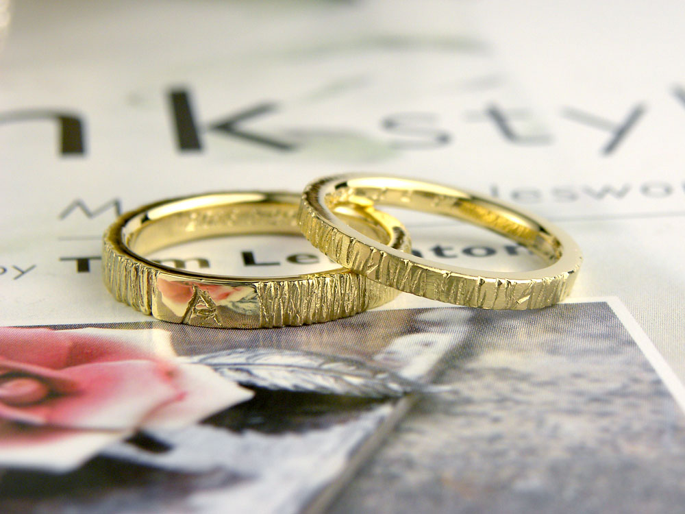 自作で模様を入れたイエローゴールド手作り結婚指輪