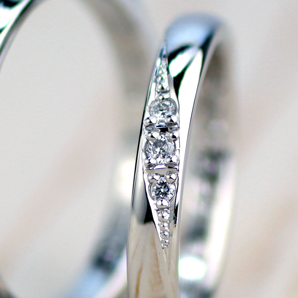 ダイヤを3個埋め込んだ結婚指輪
