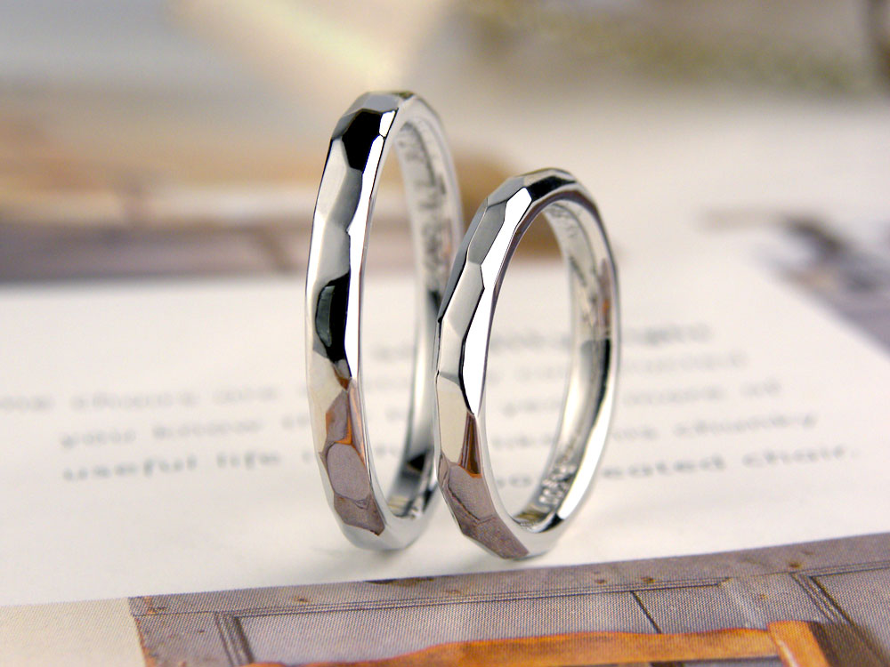 手作り感凸凹を光沢仕上げの結婚指輪