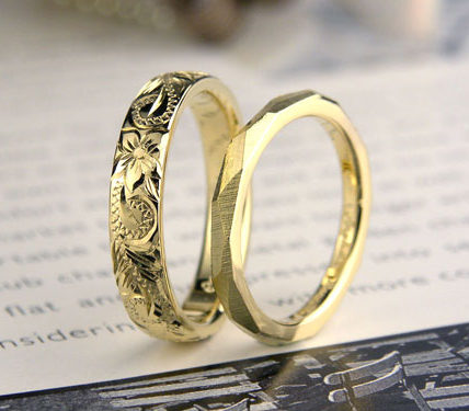 イエローゴールドのハワイアンと手作りアンティーク結婚指輪