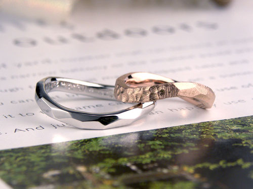 表面にいろいろな模様を入れた手作り結婚指輪