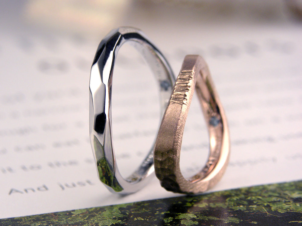 表面にいろいろな模様を入れた手作り結婚指輪