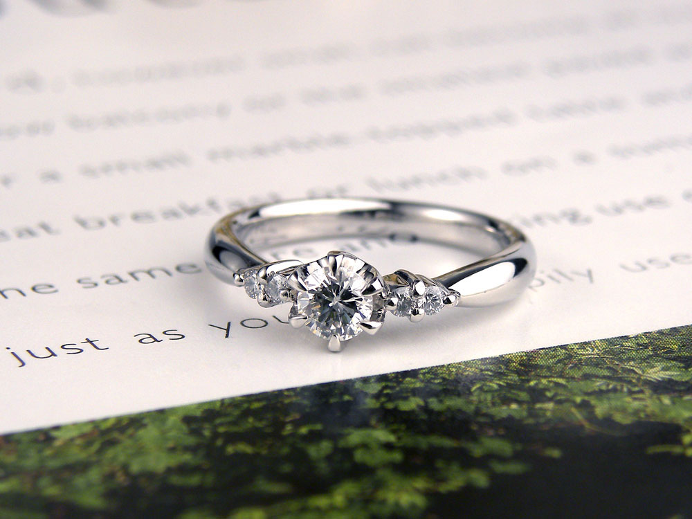 サイドにメレダイヤがついた手作り婚約指輪