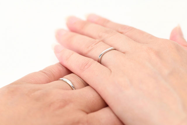 結婚指輪を着けた二人の手