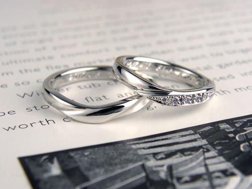 V字型でダイヤがエレガントな手作り結婚指輪