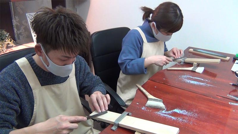 指輪を削る作業する大阪のカップル
