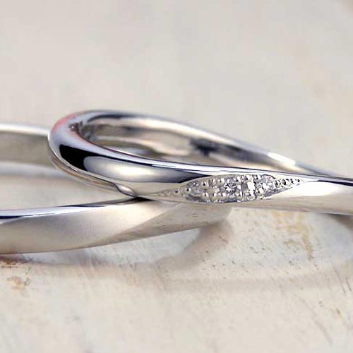 1.8mm幅に1.0mmのダイヤを複数入れた結婚指輪