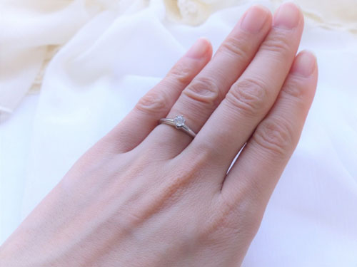 左手薬指に着けた婚約指輪