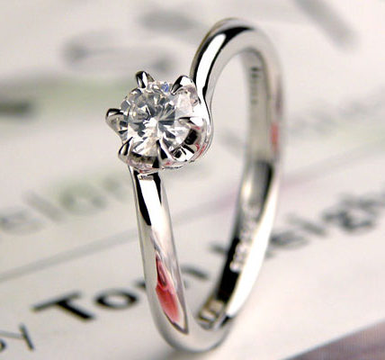 婚約指輪に留めたダイヤモンド