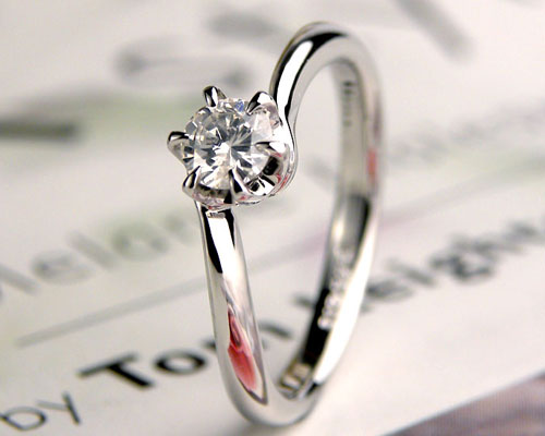 婚約指輪に留めたダイヤモンド