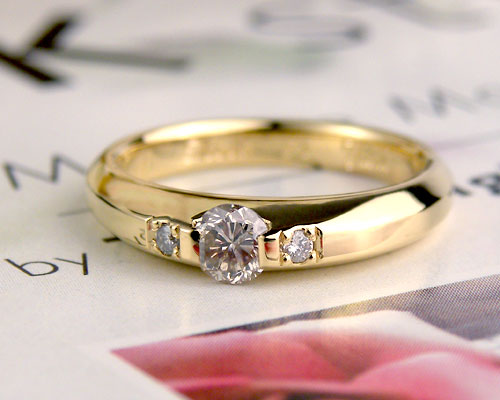 挟み込んでダイヤモンドを埋め込んだ婚約指輪