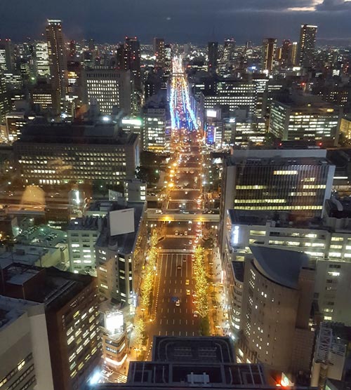 ダイナミックキッチン＆バー 燦の店内から見た御堂筋夜景