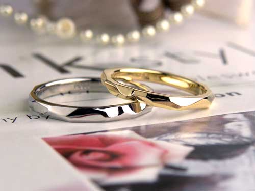 ランダムに削ったイエローゴールドとプラチナの手作り結婚指輪