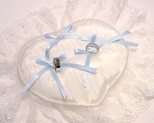 リングピローに飾られた手作り結婚指輪