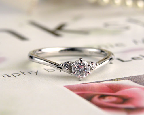 デザイン性のある小さめダイヤの婚約指輪