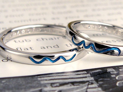 表面にブルーのイニシャルM手作り結婚指輪