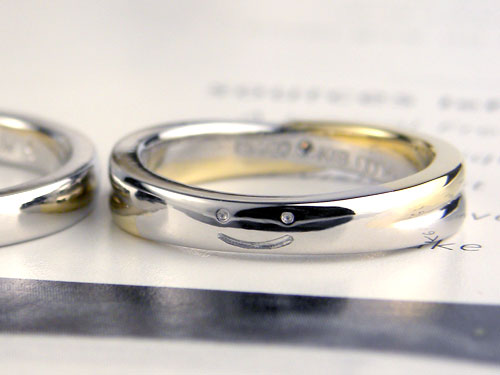 表面にスマイルマークを自作彫りした手作り結婚指輪